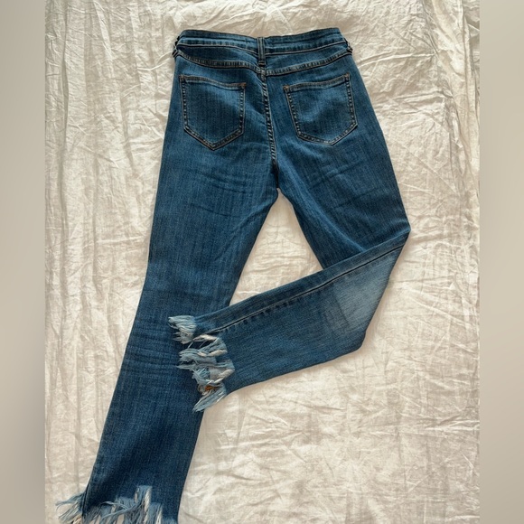 Cropped jeans with frayed edges and holes - Picture 2 of 2